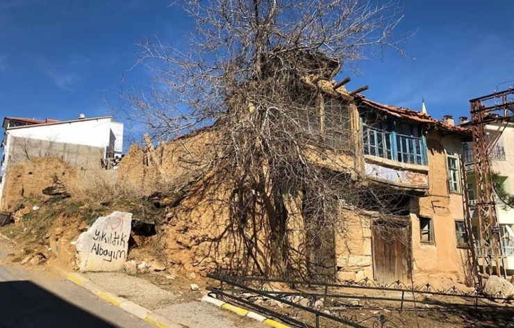 Tehlike Arz Eden Yapılar Tespit Edilerek Yıkılıyor