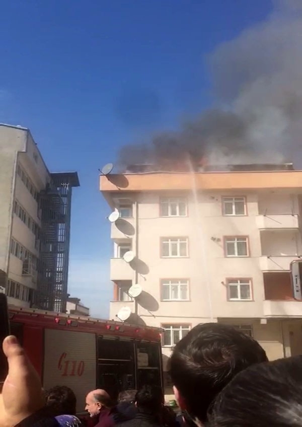 Kağıthane’de Bulunan 4 Bir Binanın Çatı Katında Bilinmeyen Bir Nedenle Yangın Çıktı. Çatı Katı Alev Alev Yanarken, İhbar Üzerine Olay Yerine Gelen İtfaiye Ekipleri Yanına Müdahale Ediyor.