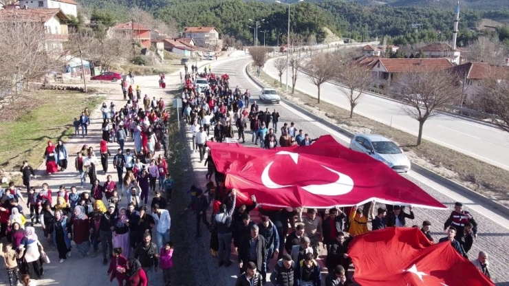 Köylüler Kara Yolunda Yürüyerek Mehmetçik’e Destek Verdi