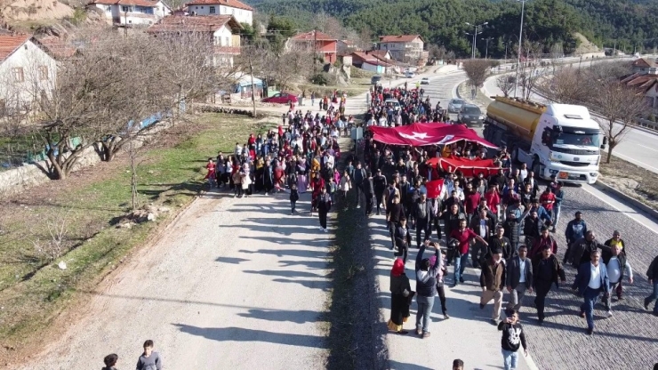 Köylüler Kara Yolunda Yürüyerek Mehmetçik’e Destek Verdi