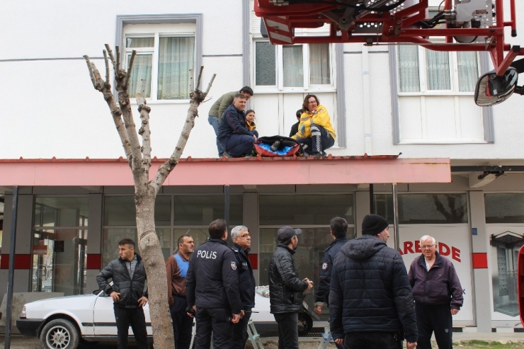 Üçüncü Kattan Tenteye Düştü, Yaralı Kurtuldu