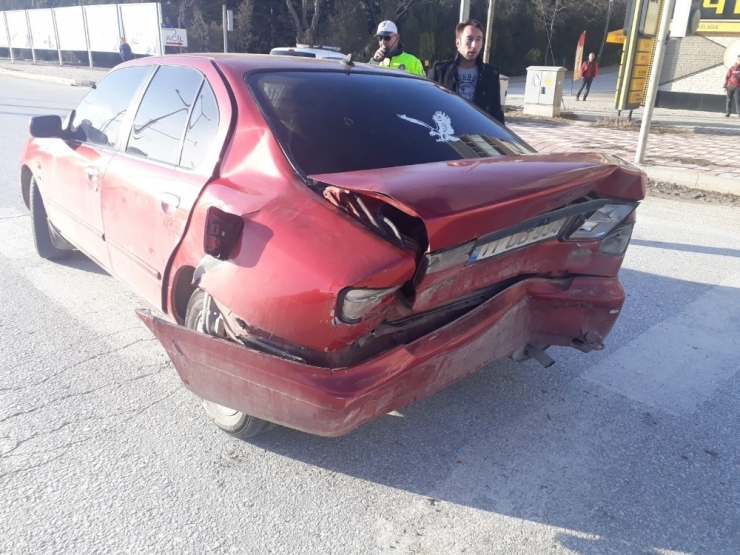 Otomobiller Çarpıştı, 2 Yaralı