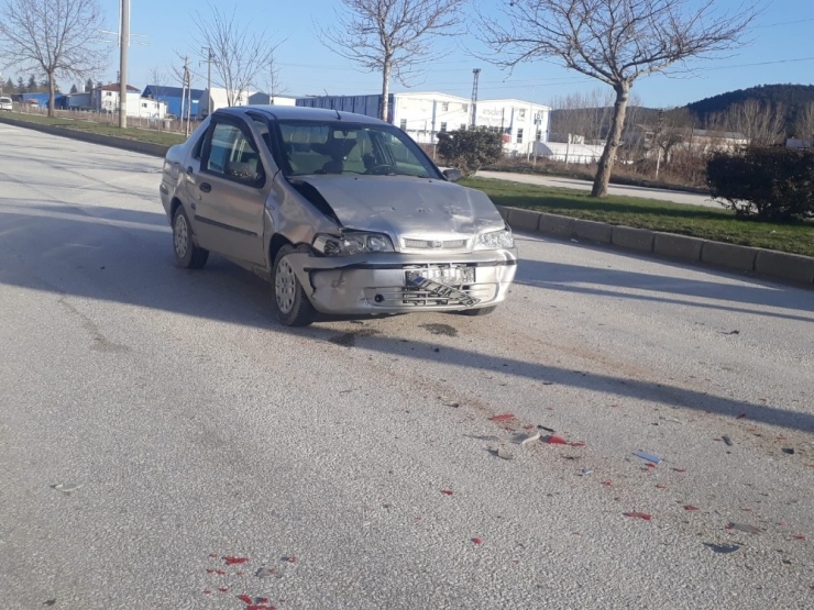 Otomobiller Çarpıştı, 2 Yaralı