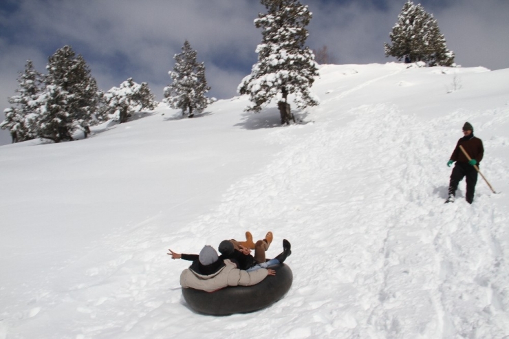 Derebucak’ta Gençlerin Kayak Keyfi
