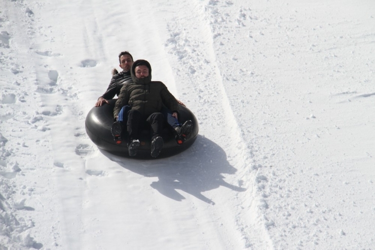 Derebucak’ta Gençlerin Kayak Keyfi