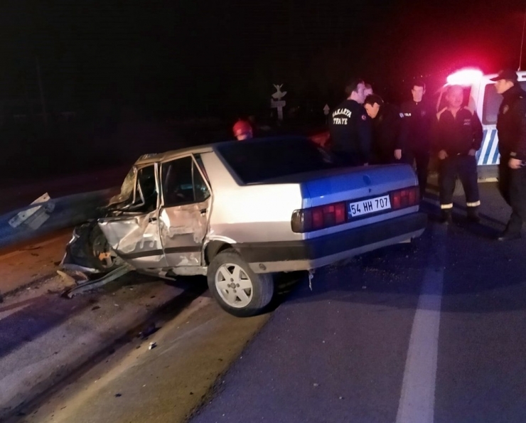 Köpeğe Çarpmamak İçin Manevra Yapınca Bariyerlere Çarptı: 3 Yaralı