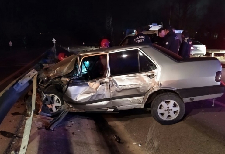 Köpeğe Çarpmamak İçin Manevra Yapınca Bariyerlere Çarptı: 3 Yaralı