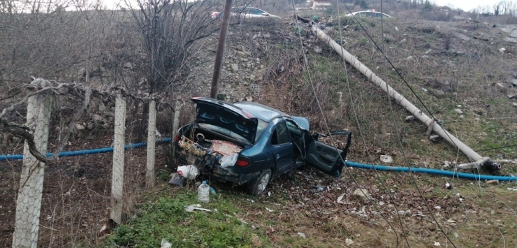 Otomobil Şarampole Yuvarlandı: 2 Yaralı