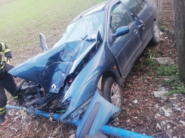 Otomobil Şarampole Yuvarlandı: 2 Yaralı