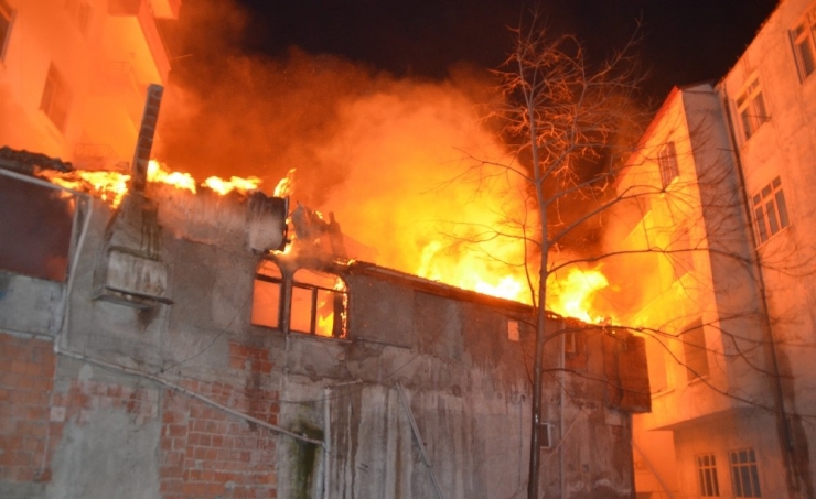 2 Katlı Bina Alevlere Teslim Oldu