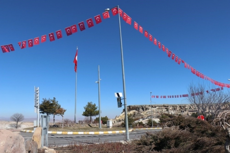 Ürgüp’te Caddeler Bayraklarla Donatıldı