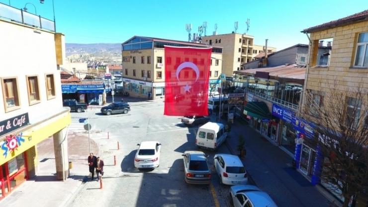 Ürgüp’te Caddeler Bayraklarla Donatıldı