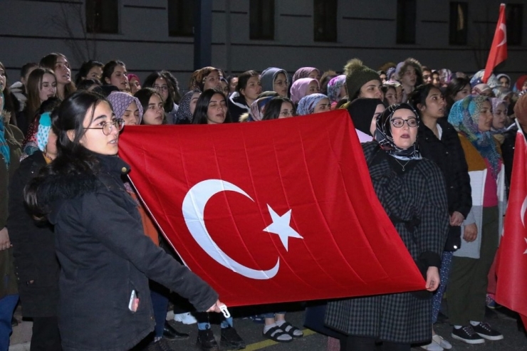 Üniversitelilerden Mehmetçik’e Destek: Oda Işıklarıyla ‘Bahar’ Ve ‘Tsk’ Yazdılar