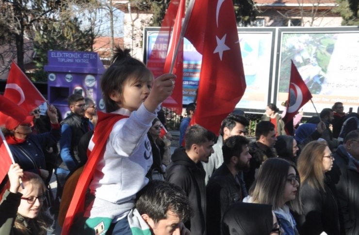 Çanakkale’de Yüzlerce Kişi Şehitler İçin Düzenlenen Bayrak Yürüyüşüne Katıldı