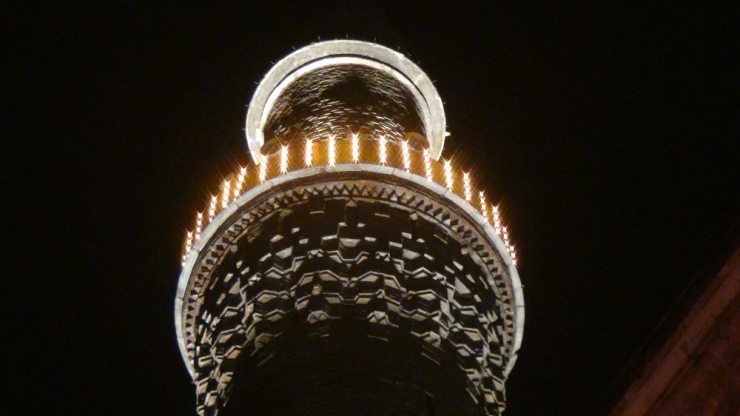 Eller Bahar Kalkanı Ve Şehitler İçin Semaya Kalktı