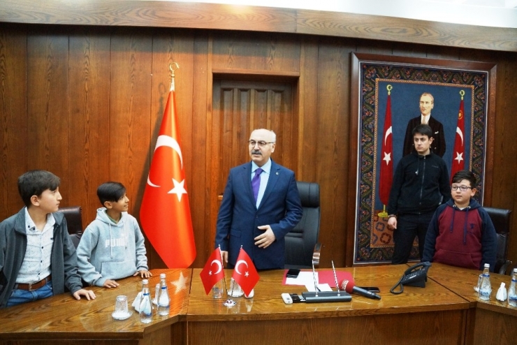 Vali Köşger, Bayrağa Saygı Gösteren Çocukları Ödüllendirdi