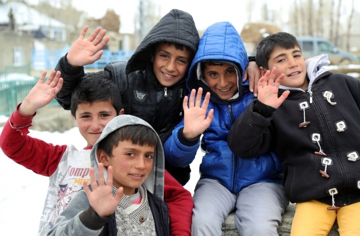 Vali Bilmez, Saray’da Depremden Etkilenen Mahalleleri Gezdi