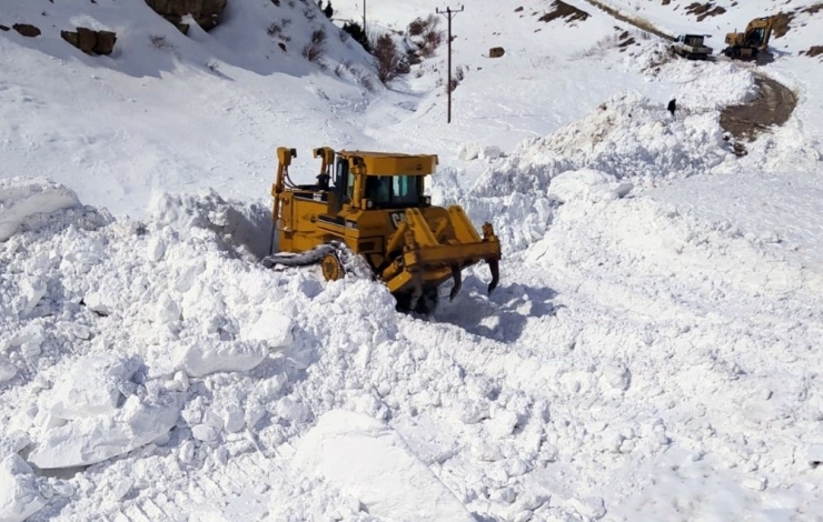 Depremin Vurduğu Mahallenin Yoluna Çığ Düştü