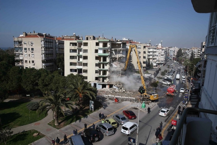 İzmir’deki Yatık Binalarda Yıkım Başladı