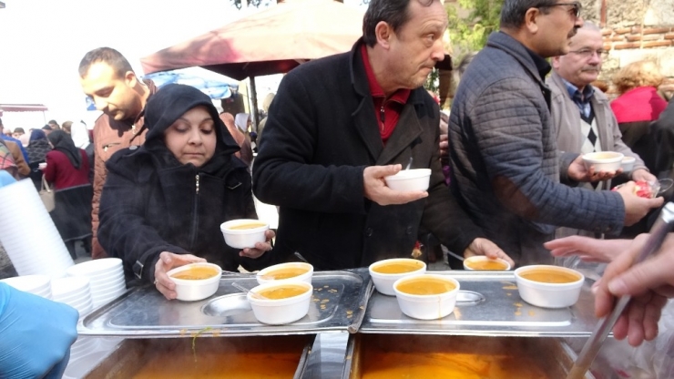 Yılda Bir Defa Pişen Çorbadan İçmek İçin Yüzler Metre Kuyruk Oluşturdular