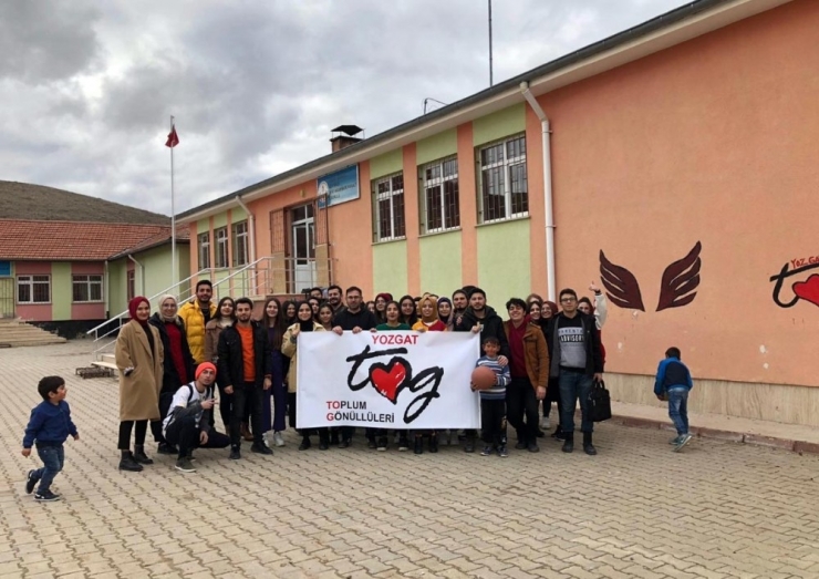 El Ele Verdiler Köy Okulunu Renklendirdiler