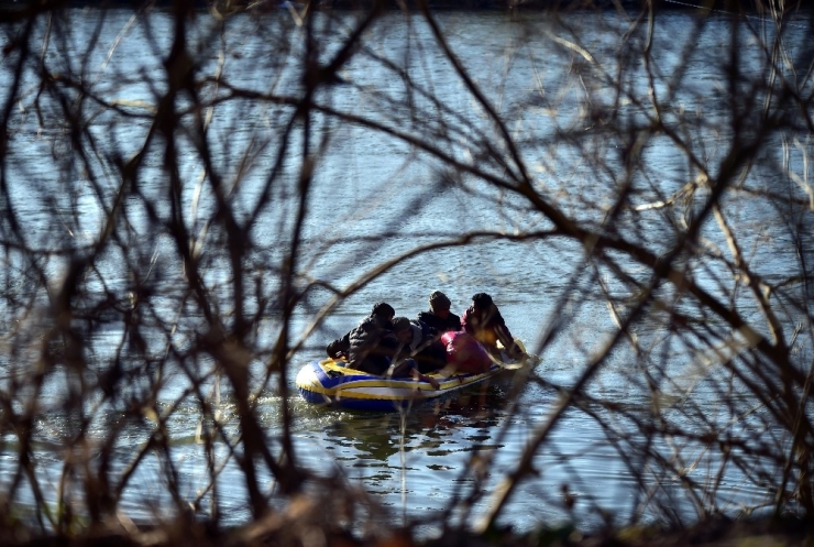 Yunan Askerleri Mültecilere Ateş Açtı
