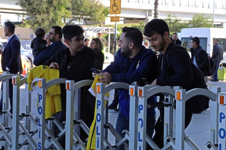 Fenerbahçe’ye Antalya’da Taraftar Şoku