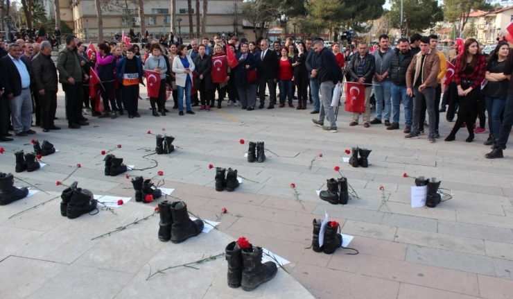 Şehitleri Temsilen 33 Bota Karanfiller Sunuldu