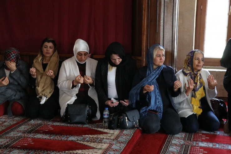 Kadınlar İdlib Şehitleri İçin Mevlit Okuttu Lokma Tatlısı Dağıttı