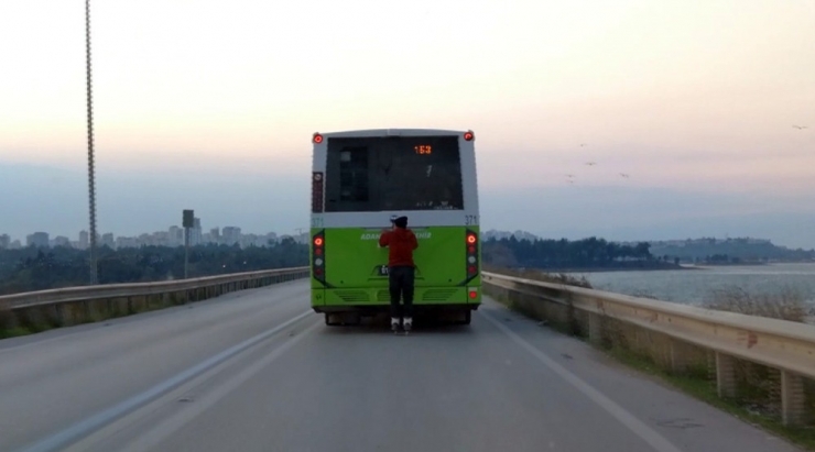 Öğrencilerin 3 Kilometre Tehlikeli Yolculuğu