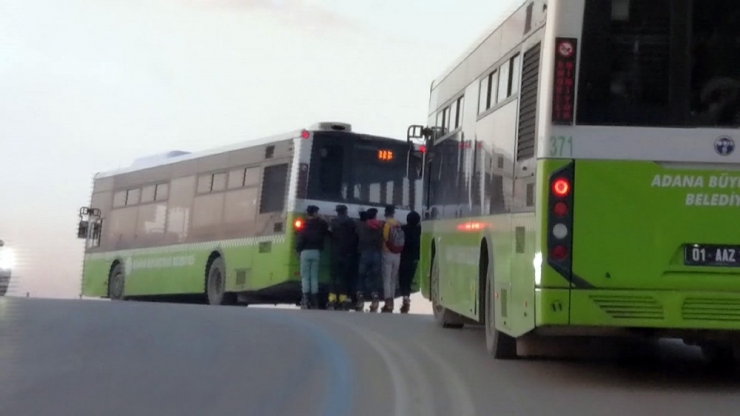Öğrencilerin 3 Kilometre Tehlikeli Yolculuğu