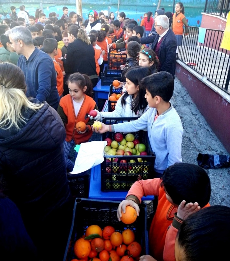 Öğrencilere Meyve Yeme Alışkanlığı Edindiriliyor