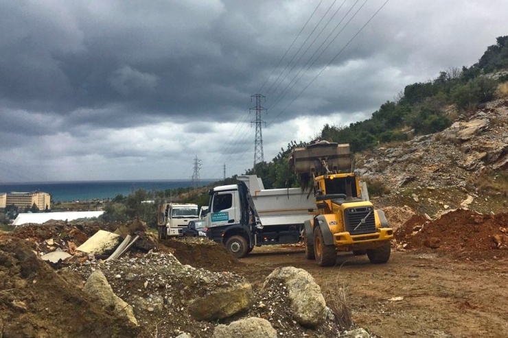 Ormanlık Bölgede Çöp Ve Moloz Temizliği