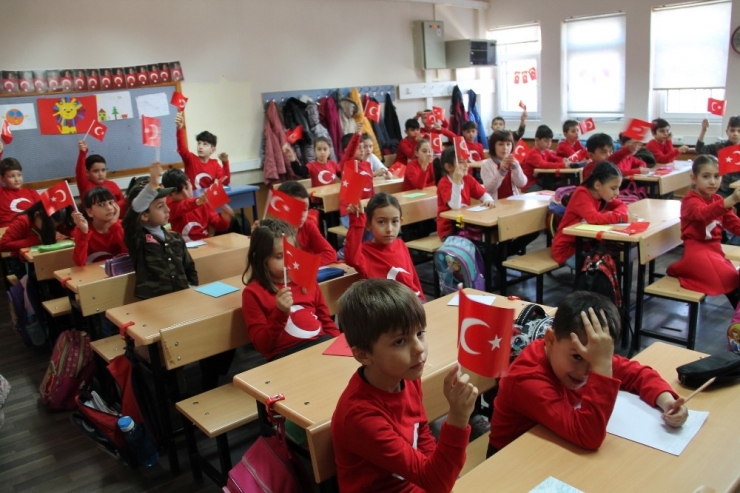 Öğrencilerden Mehmetçiğe Mektuplu, Türk Bayraklı Destek