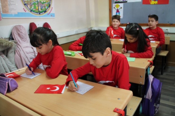 Öğrencilerden Mehmetçiğe Mektuplu, Türk Bayraklı Destek