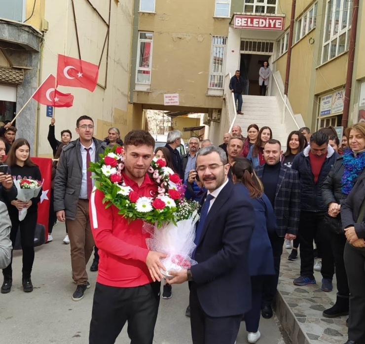 Avrupa Şampiyonu Süleyman Karadeniz Coşkuyla Karşılandı