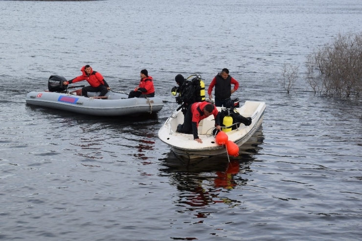Topçam Barajı’nda Kaybolan Kişi Hem Gölette, Hem De Karada Aranıyor