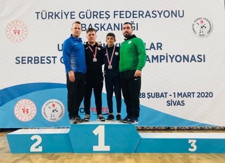 Genç Güreşçilerden Büyük Başarı