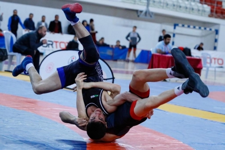 Genç Güreşçilerden Büyük Başarı