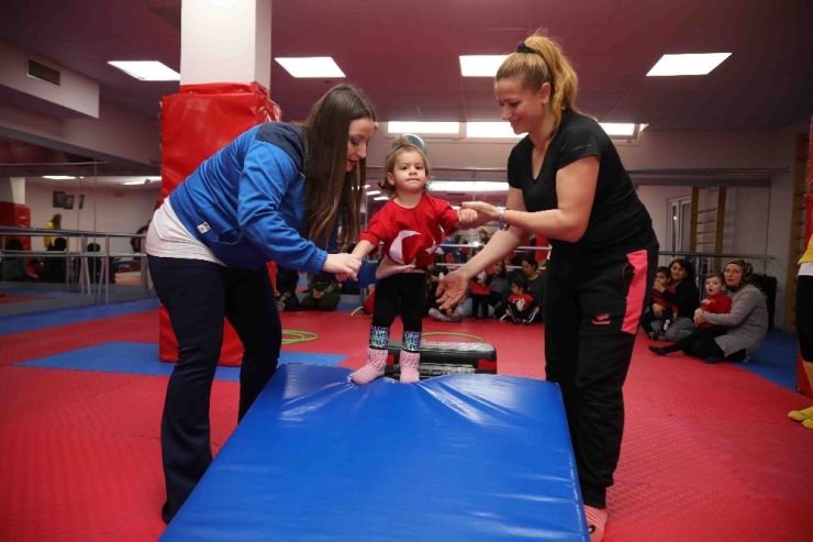 Bayraklı’da Anne-çocuk Jimnastik Kursu