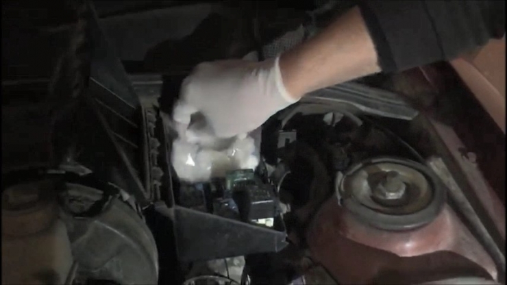 Otomobilin Motoruna Zulalanmış Uyuşturucu Böyle Bulundu