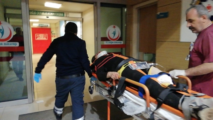 Otomobil Ağaca Çarptı: 2 Yaralı