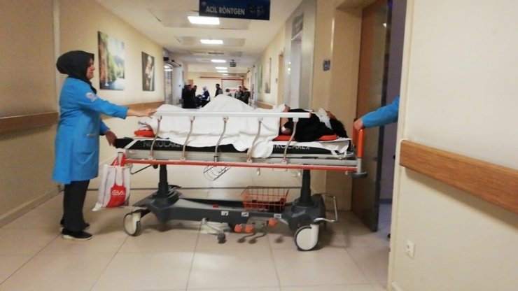 Otomobil Ağaca Çarptı: 2 Yaralı