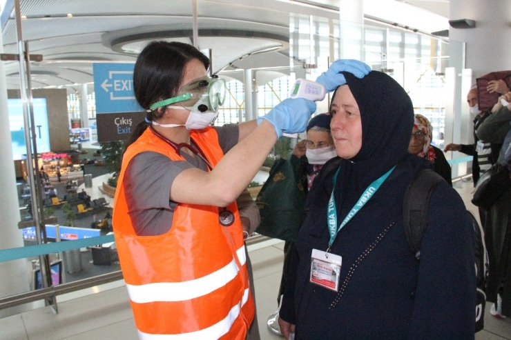 Umreden Dönen Türk Yolcular, Sağlık Taramasından Geçirildi