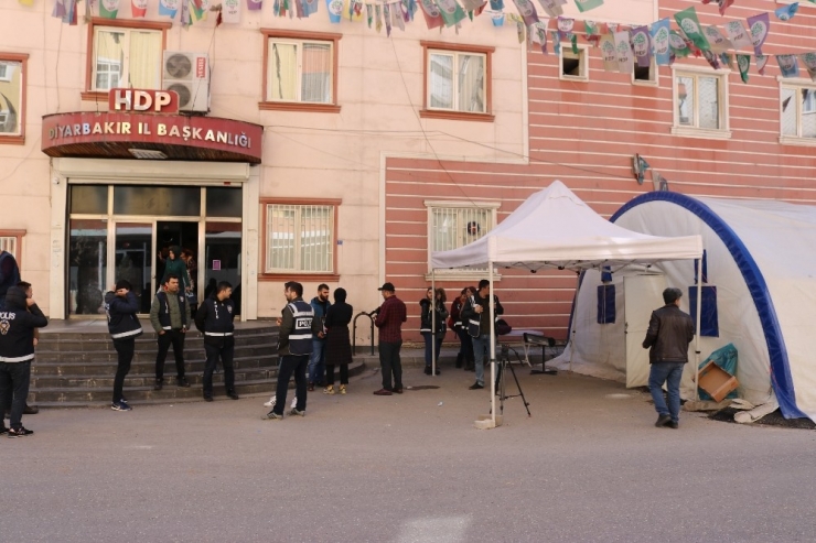 Hdp Önündeki Evlat Nöbetine Bir Aile Daha Katıldı