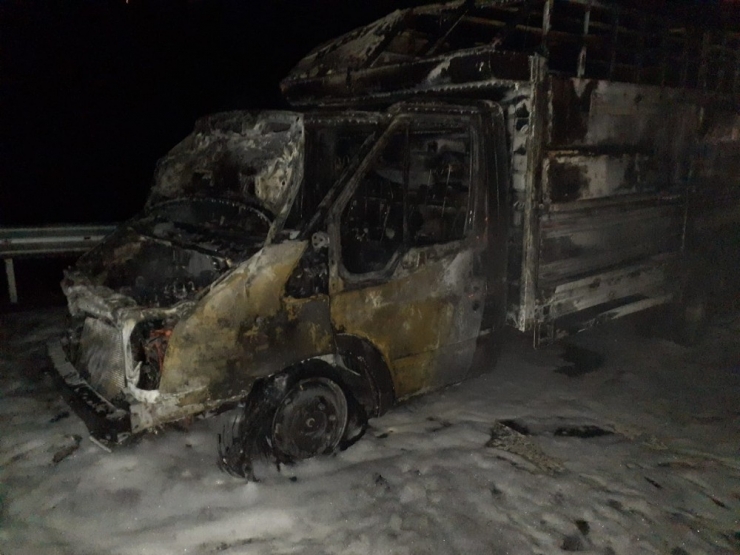 Seyir Halindeki Kamyonet Yandı