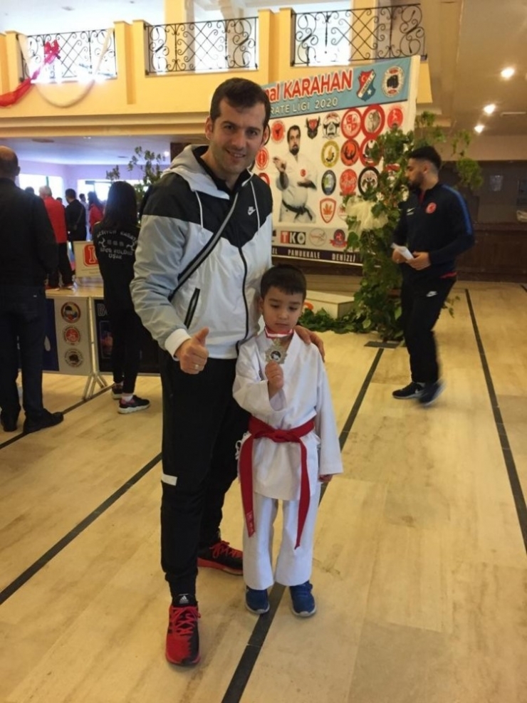 Küçük Karateciler Dereceleriyle Göz Doldurdu