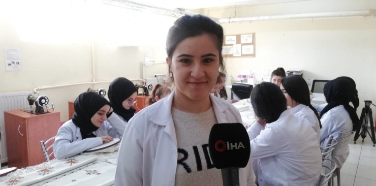 Kız Öğrenciler Okulu Fabrika Gibi Çalıştırıyor