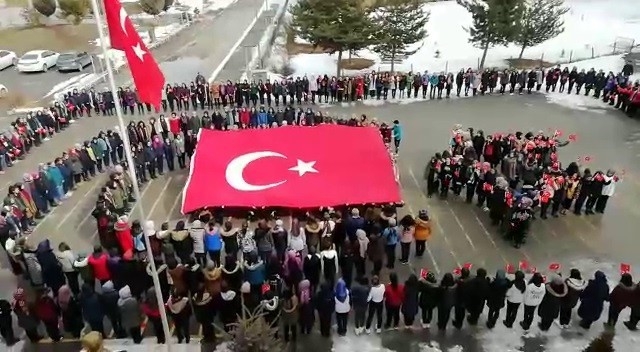 Kız Öğrenciler İdlib Şehitlerini Komando Marşı İle Andı