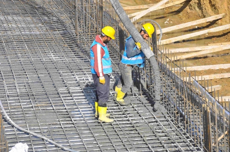 Akşemsettin Yarı Olimpik Havuzu’nun Temel Betonu Atıldı